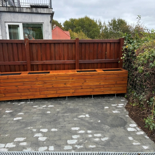 Specialbyggede plantekasser i træ udført af tømrer i Børkop