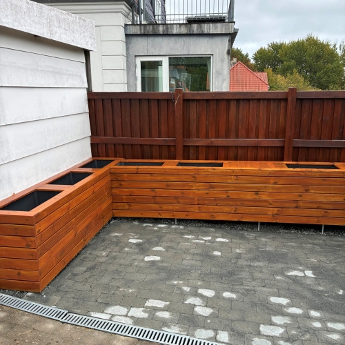 Højbede i træ udført som tømrerarbejde i Børkop