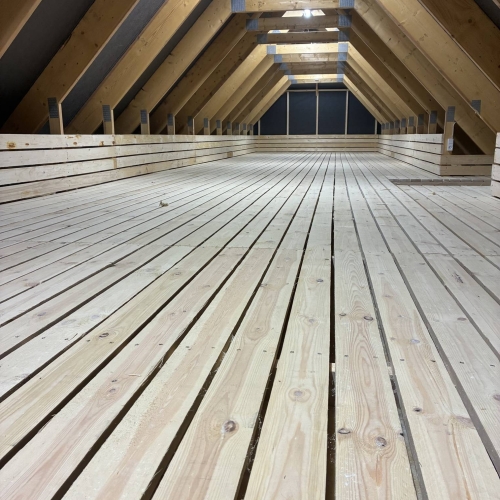 Tømrer i Vejle laver loft med trægulv