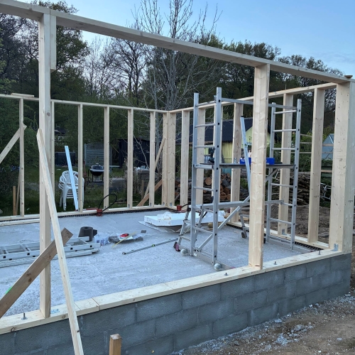 Udendørs konstruktion i træ bygget af lokalt tømrerfirma i Børkop