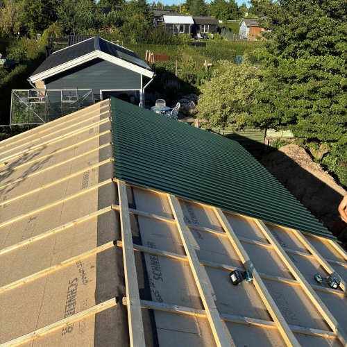 Nyt grønt tag bygget af tømrer