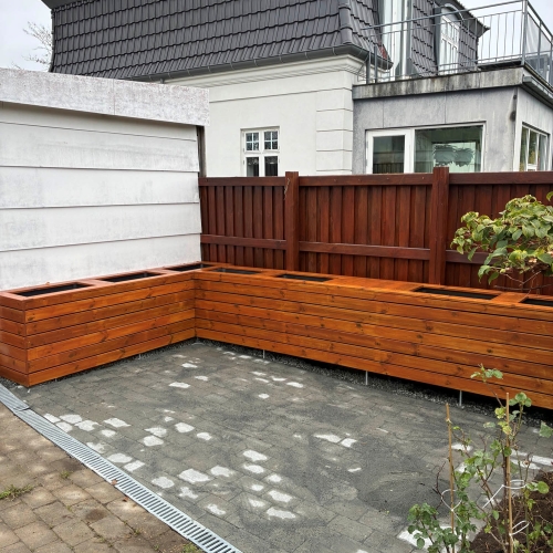 Plantekasse i træ bygget af lokalt tømrerfirma i Børkop