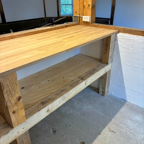 Træbord i bygning lavet af tømrer