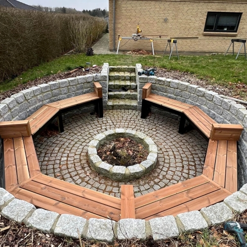 træbænk udført af tømrer ved bålsted