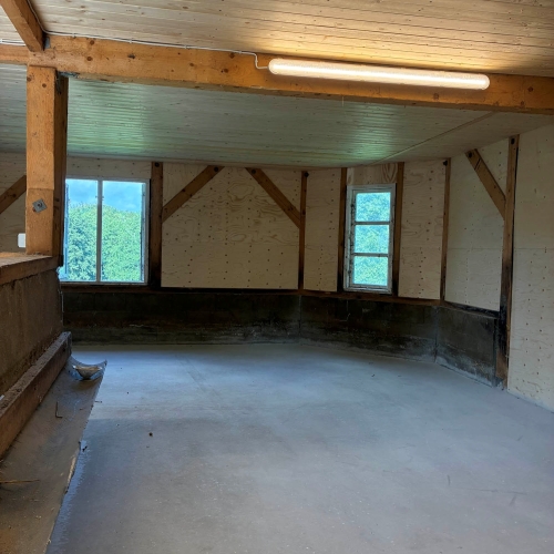 tømrerarbejde i rum med bindingsværk