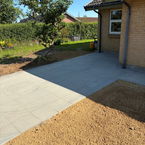 Terrasse med moderne flisebelægning