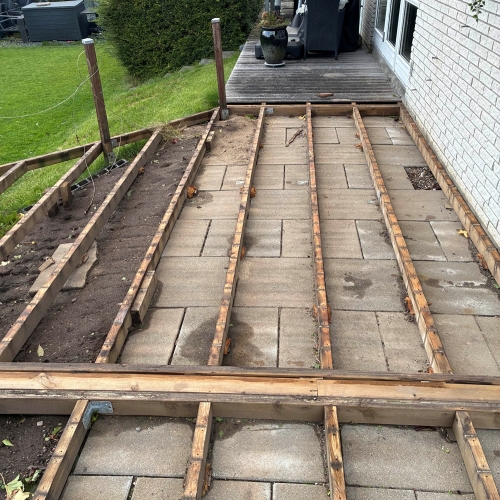 Nybygget træterrasse i moderne stil