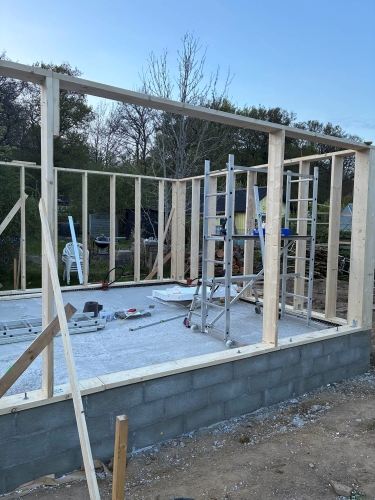 Udendørs konstruktion i træ bygget af lokalt tømrerfirma i Børkop