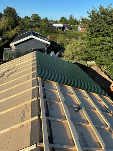 Nyt grønt tag bygget af tømrer