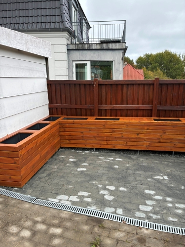 Højbede i træ udført som tømrerarbejde i Børkop