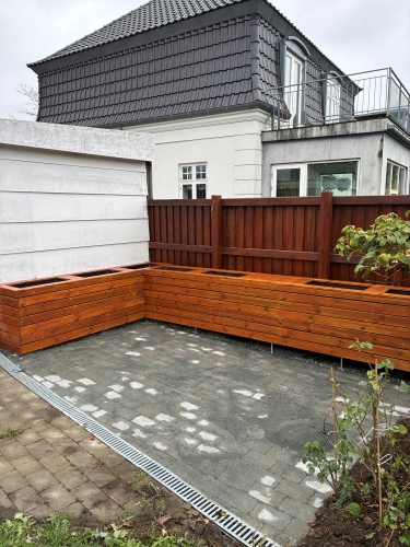 Plantekasse i træ bygget af lokalt tømrerfirma i Børkop