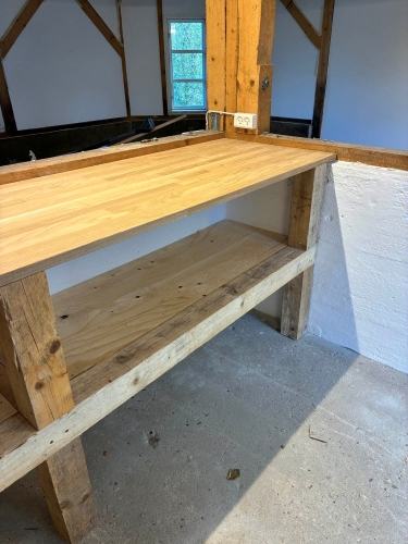 Træbord i bygning lavet af tømrer