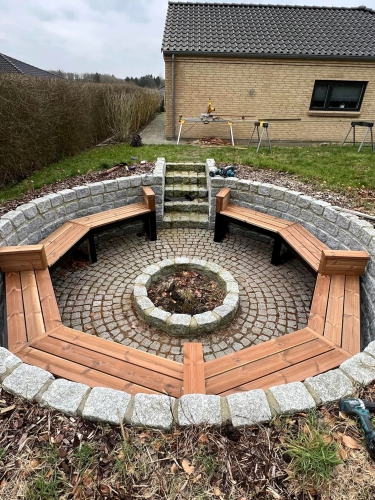 træbænk udført af tømrer ved bålsted