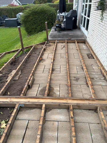 Nybygget træterrasse i moderne stil