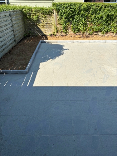 Terrasse ved hus med stilfuld flisebelægning