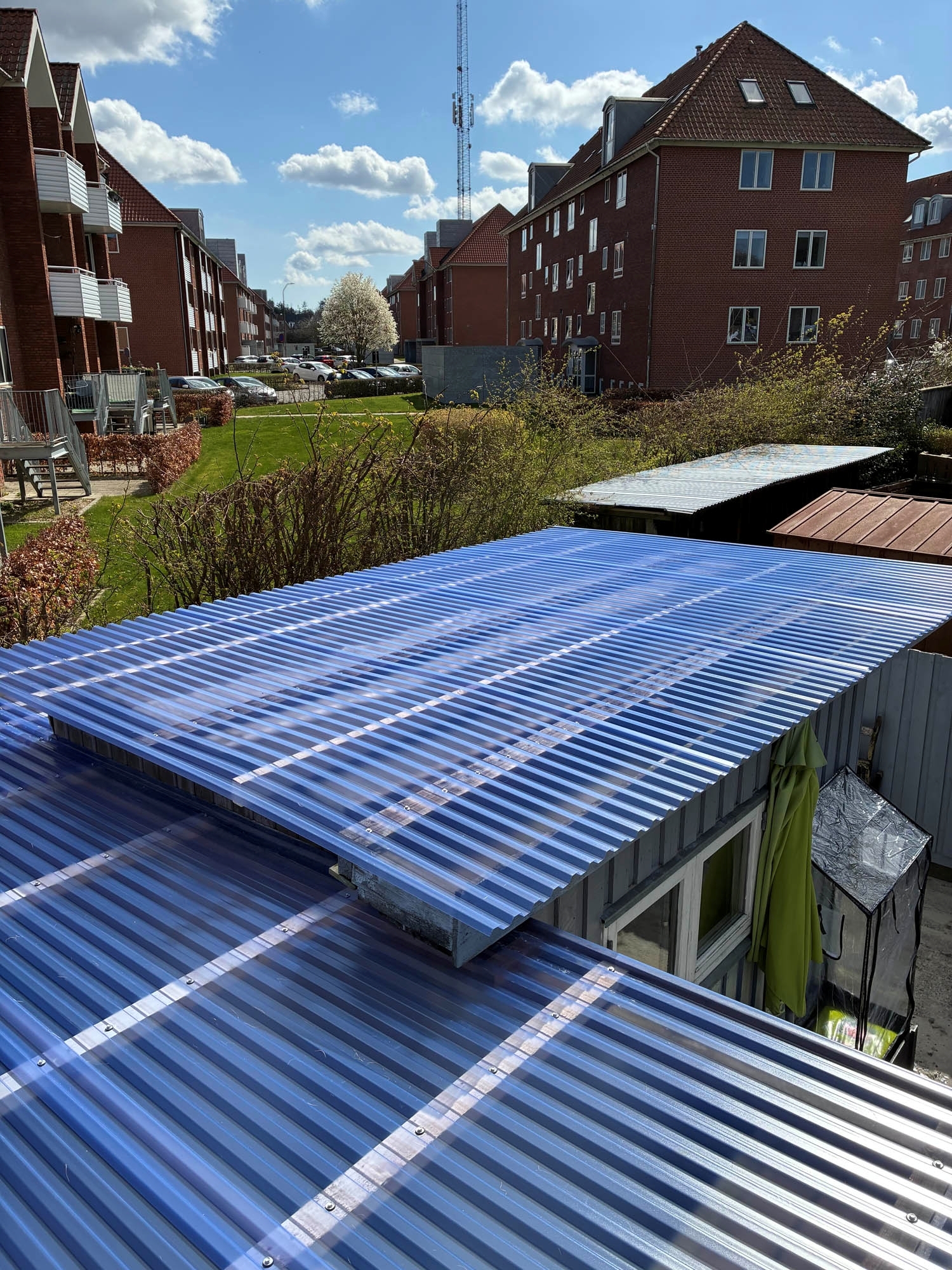 Tømrer i Børkop udfører udendørs tømrerarbejde i træ