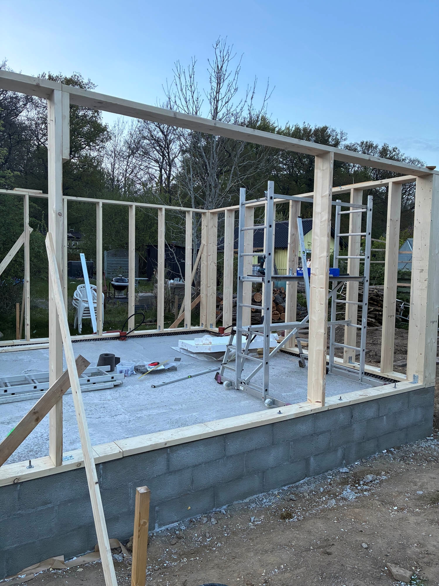 Udendørs konstruktion i træ bygget af lokalt tømrerfirma i Børkop