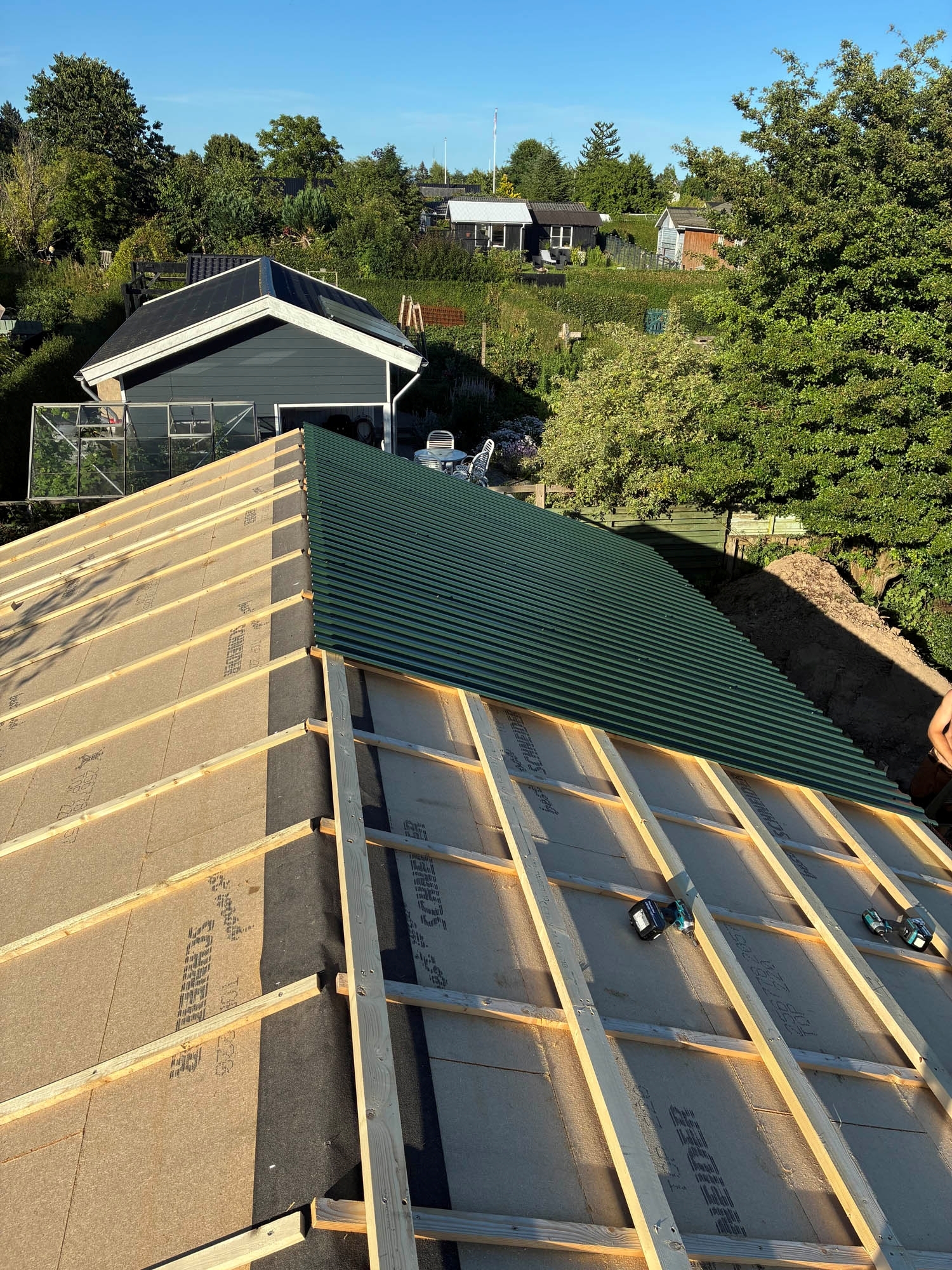 Nyt grønt tag bygget af tømrer