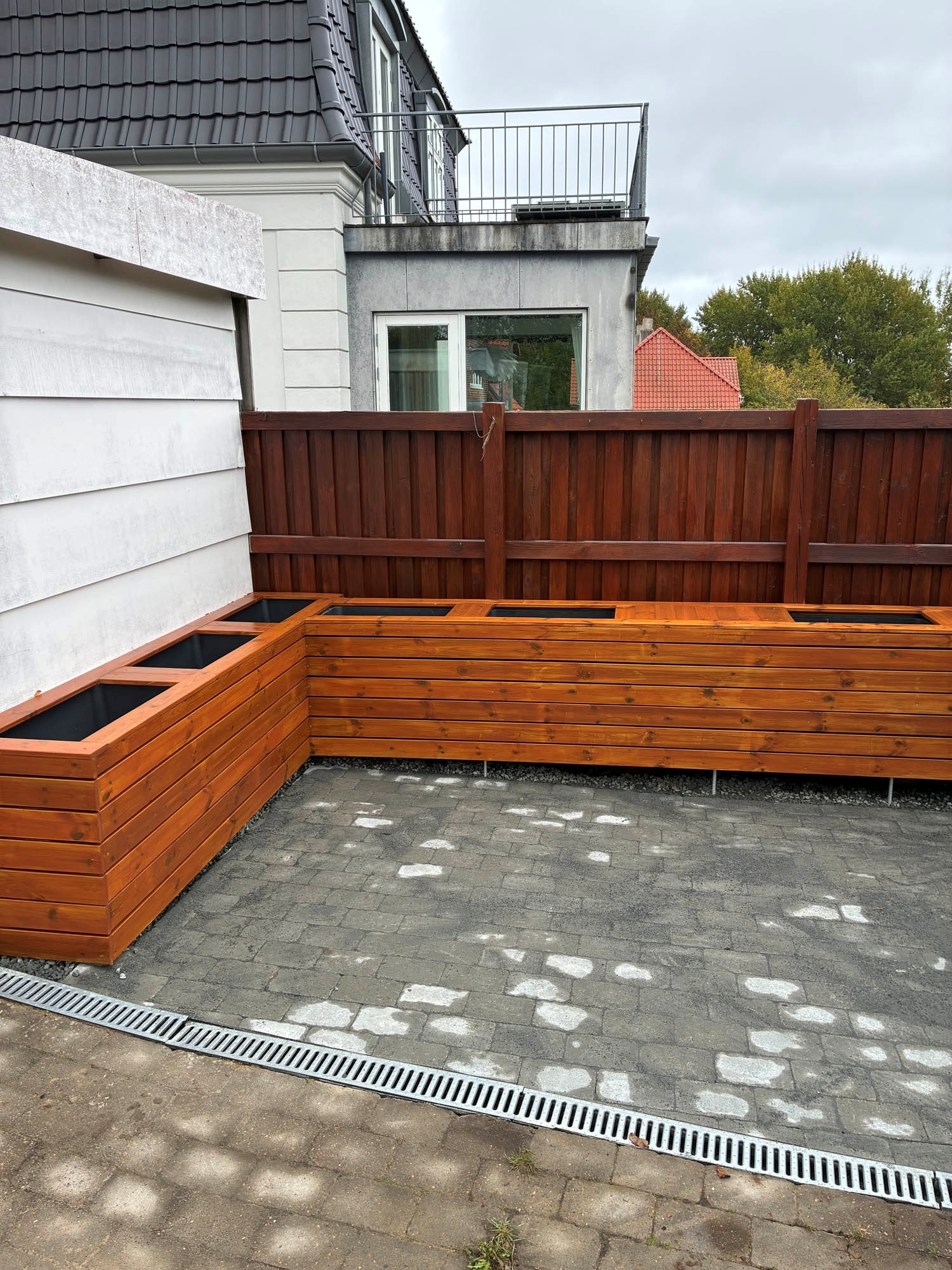 Højbede i træ udført som tømrerarbejde i Børkop