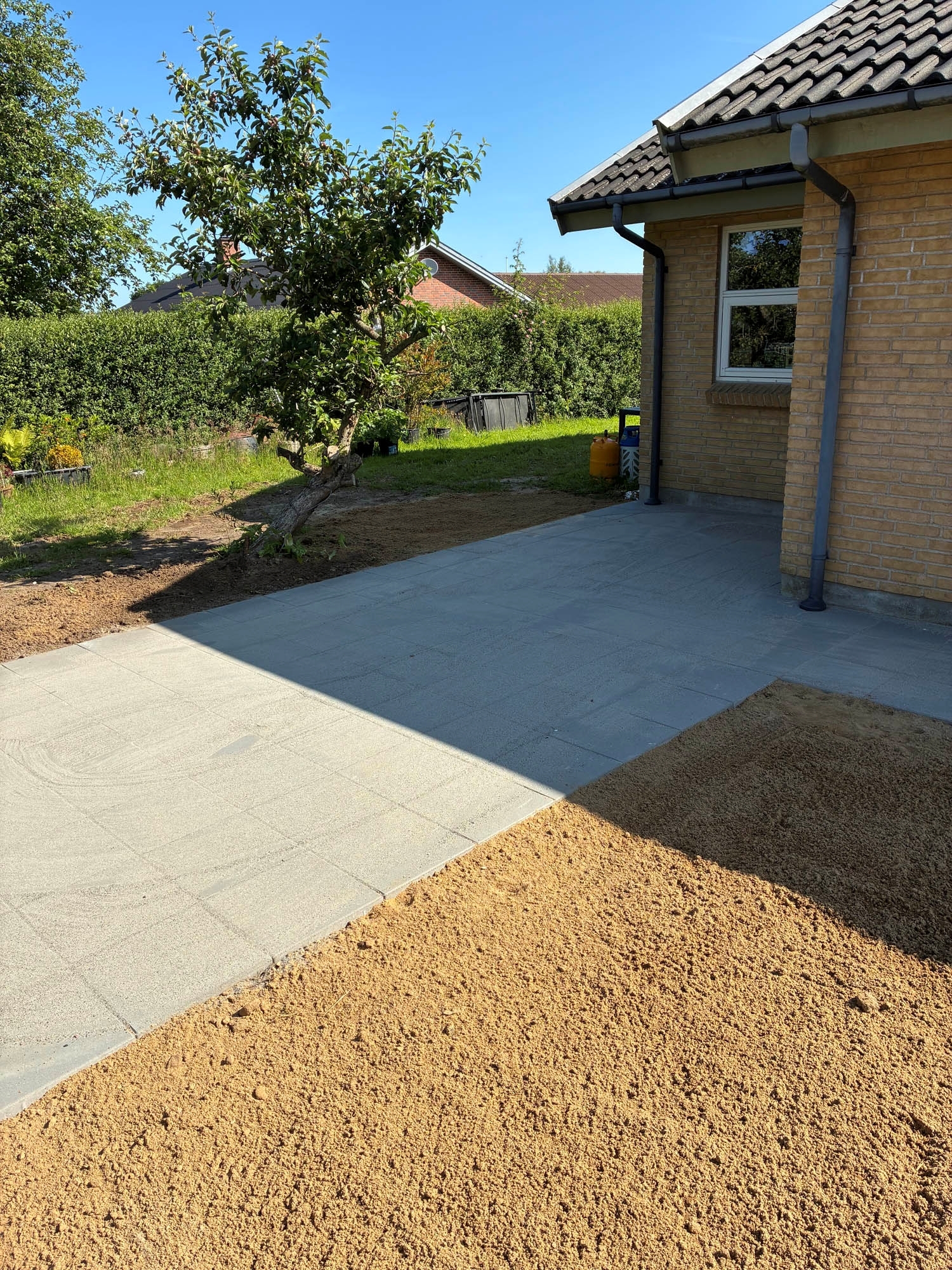 Terrasse med moderne flisebelægning