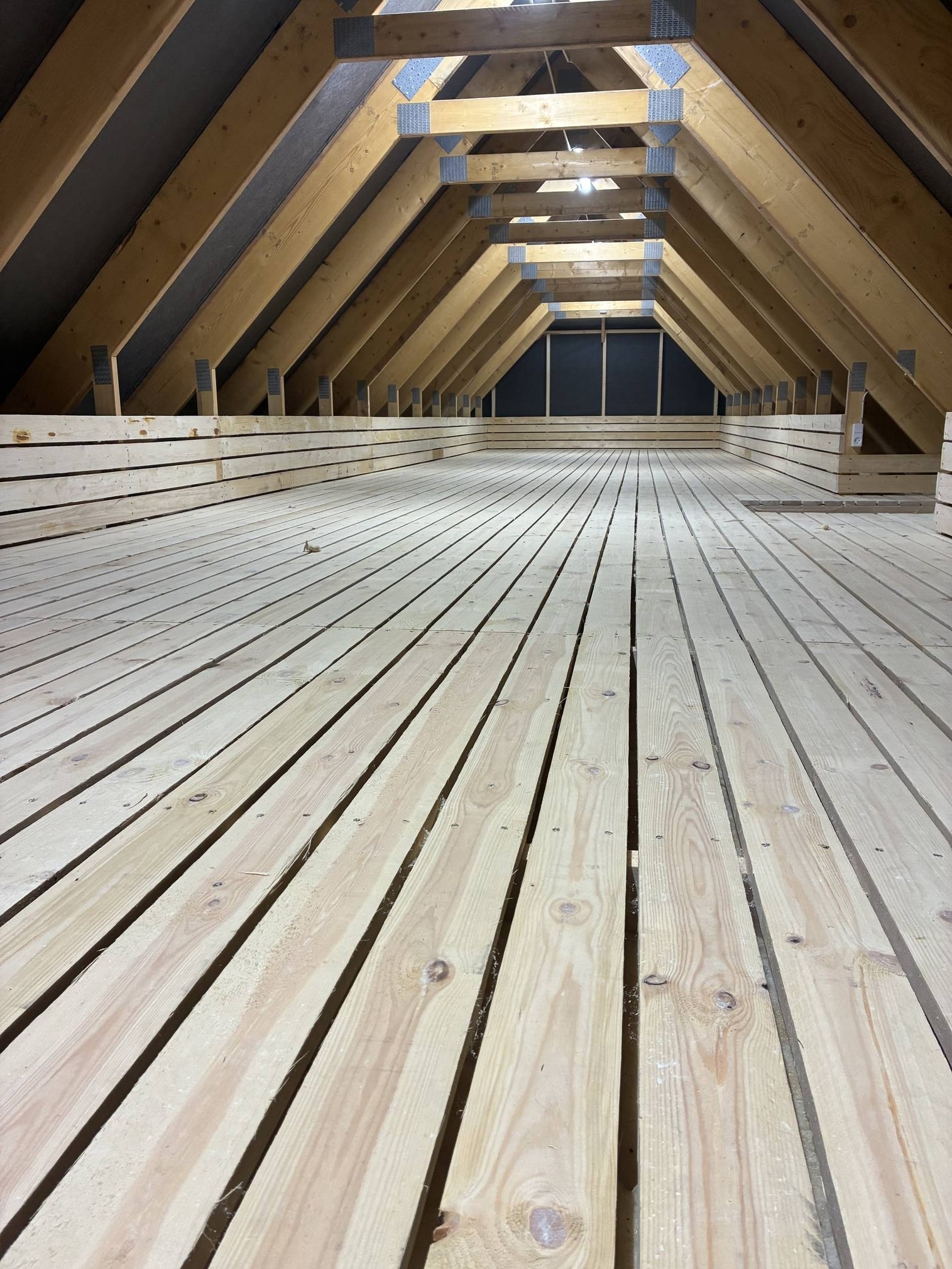 Tømrer i Vejle laver loft med trægulv